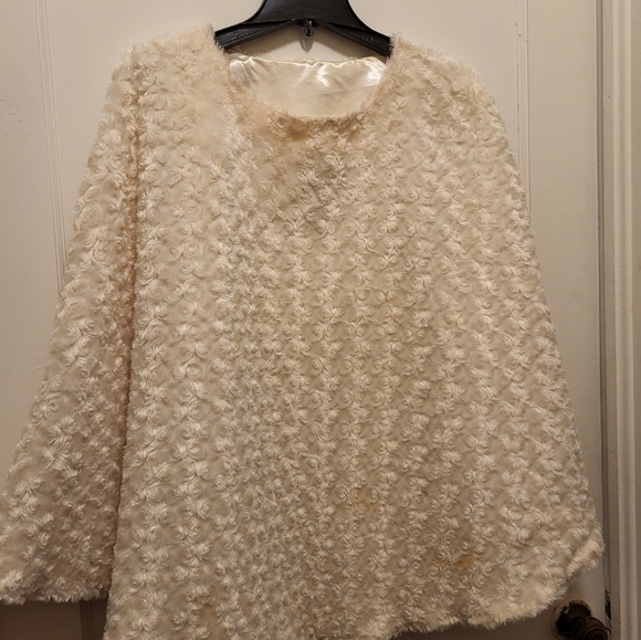 Poncho, Cape Women's Faux Fur Cream rosettes design one size - Picture 7 of 10